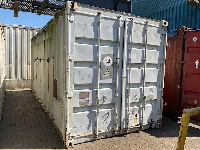 Zeecontainer met inhoud - afbeelding 4 van  11