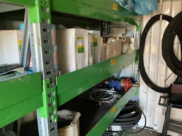 Zeecontainer met inhoud - afbeelding 4 van  15