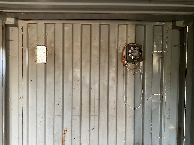 Zeecontainer rood 20ft - afbeelding 8 van  8