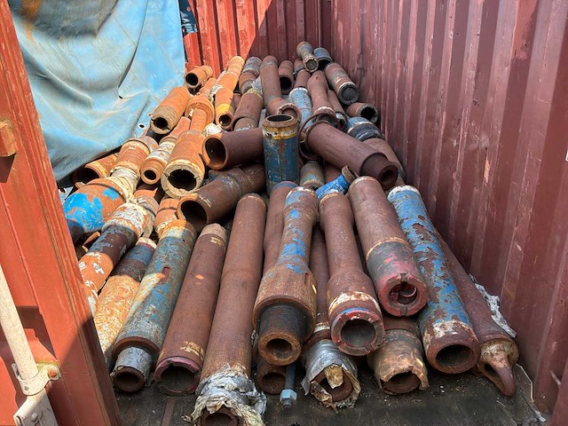 Zeecontainermet divers boorgereedschap "plumbing /x-overs" - afbeelding 1 van  9