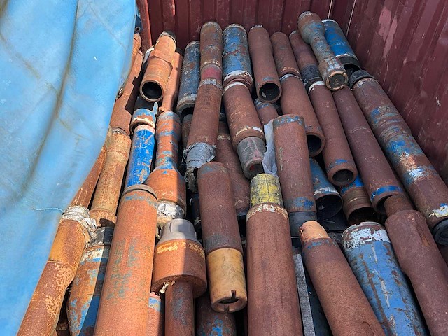 Zeecontainermet divers boorgereedschap "plumbing /x-overs" - afbeelding 6 van  9