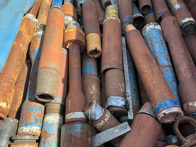 Zeecontainermet divers boorgereedschap "plumbing /x-overs" - afbeelding 8 van  9