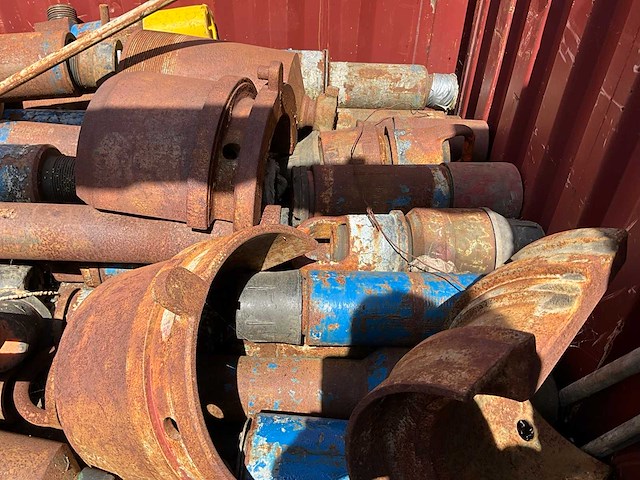Zeecontainermet divers boorgereedschap "plumbing /x-overs" - afbeelding 2 van  11