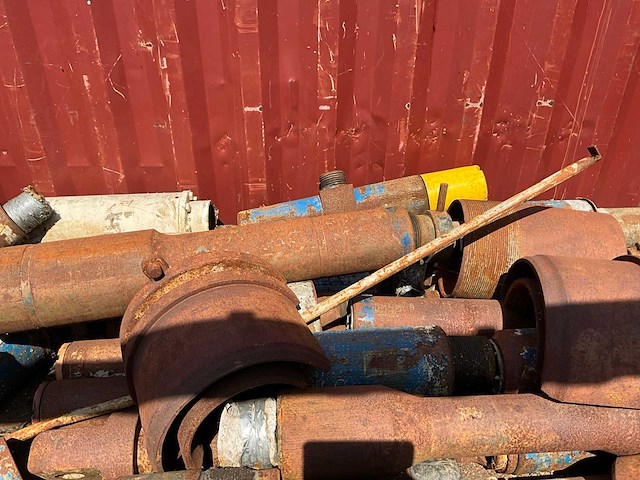 Zeecontainermet divers boorgereedschap "plumbing /x-overs" - afbeelding 3 van  11