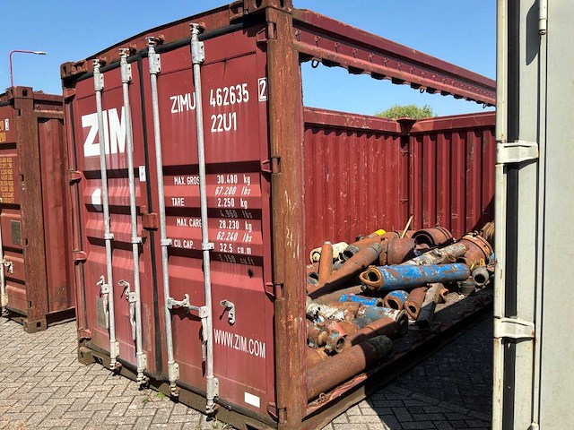 Zeecontainermet divers boorgereedschap "plumbing /x-overs" - afbeelding 1 van  11