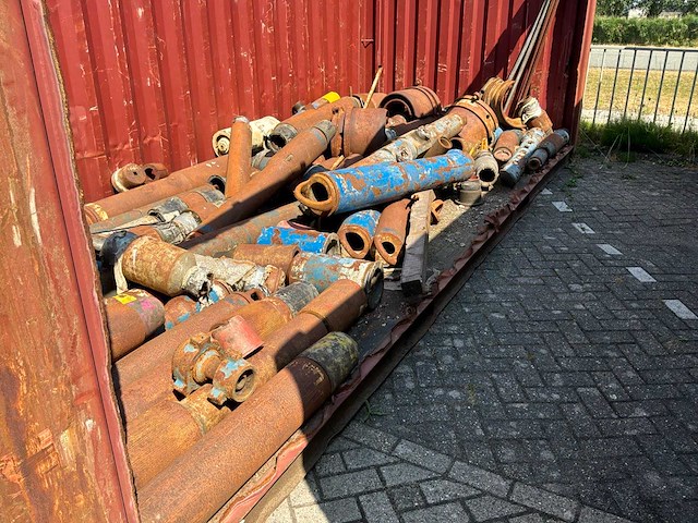 Zeecontainermet divers boorgereedschap "plumbing /x-overs" - afbeelding 4 van  11