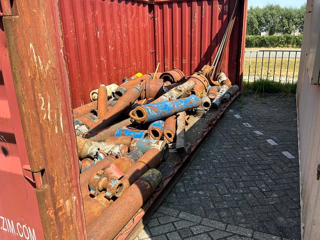 Zeecontainermet divers boorgereedschap "plumbing /x-overs" - afbeelding 6 van  11
