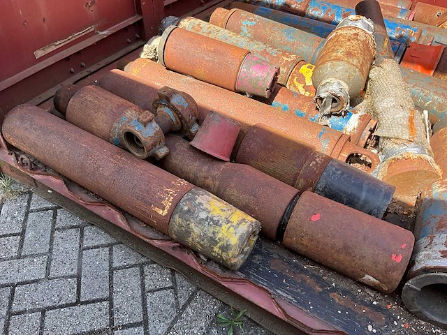 Zeecontainermet divers boorgereedschap "plumbing /x-overs" - afbeelding 7 van  11