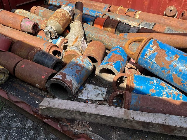 Zeecontainermet divers boorgereedschap "plumbing /x-overs" - afbeelding 8 van  11