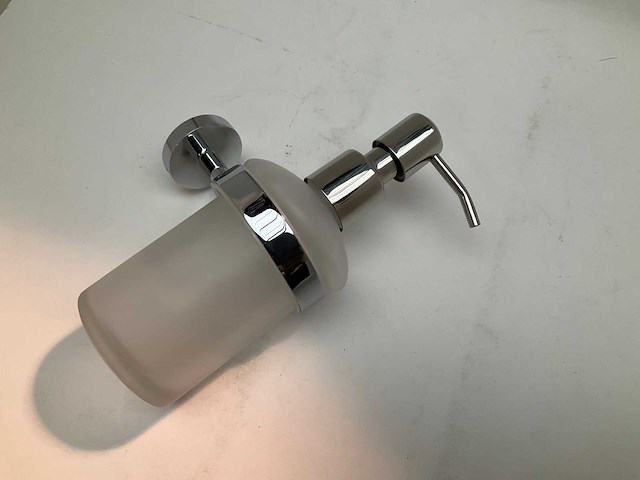 Zeepdispenser chroom wandbevestiging melkglas - afbeelding 2 van  4