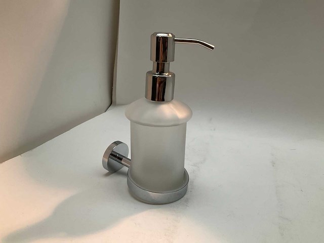 Zeepdispenser chroom wandbevestiging melkglas - afbeelding 4 van  4