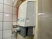 Zeepdispenser en 2 papierdispensers - afbeelding 1 van  4