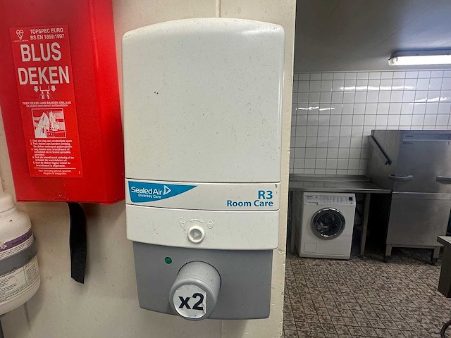 Zeepdispenser en 2 papierdispensers - afbeelding 2 van  4