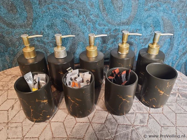 Zeepdispensers met zeep & bekers - afbeelding 1 van  6