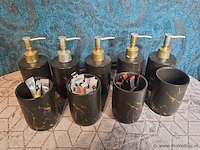 Zeepdispensers met zeep & bekers