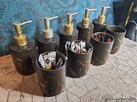 Zeepdispensers met zeep & bekers - afbeelding 2 van  6