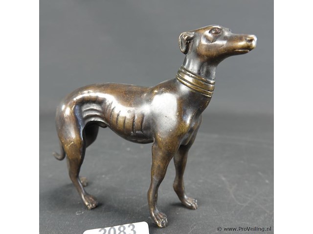 Zeer fraai vormgegeven bronzen beeld van een windhond - afbeelding 1 van  5