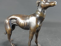 Zeer fraai vormgegeven bronzen beeld van een windhond - afbeelding 1 van  5