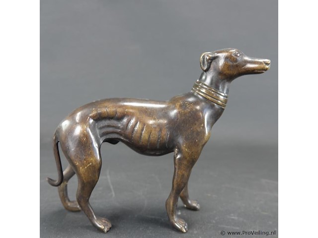 Zeer fraai vormgegeven bronzen beeld van een windhond - afbeelding 2 van  5