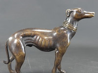 Zeer fraai vormgegeven bronzen beeld van een windhond - afbeelding 2 van  5