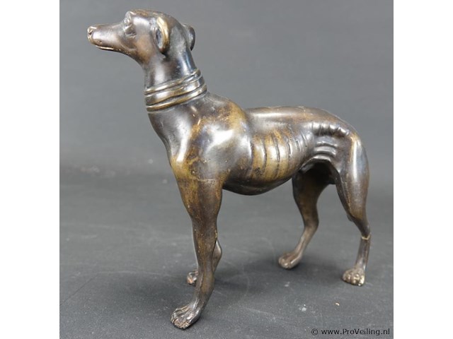 Zeer fraai vormgegeven bronzen beeld van een windhond - afbeelding 3 van  5