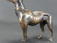 Zeer fraai vormgegeven bronzen beeld van een windhond - afbeelding 3 van  5
