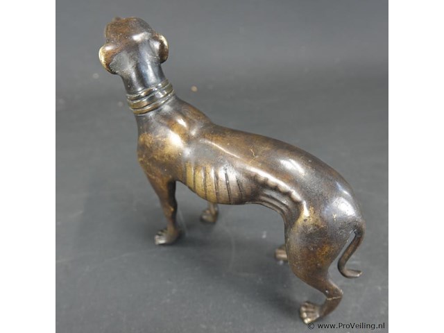 Zeer fraai vormgegeven bronzen beeld van een windhond - afbeelding 4 van  5