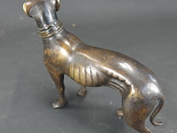Zeer fraai vormgegeven bronzen beeld van een windhond - afbeelding 4 van  5