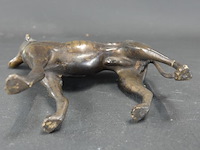 Zeer fraai vormgegeven bronzen beeld van een windhond - afbeelding 5 van  5