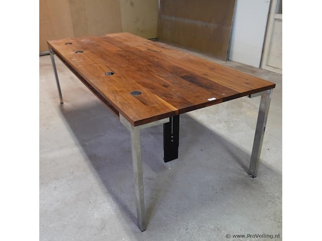 Zeer grote bureautafel met massief houten planken blad - afbeelding 1 van  6