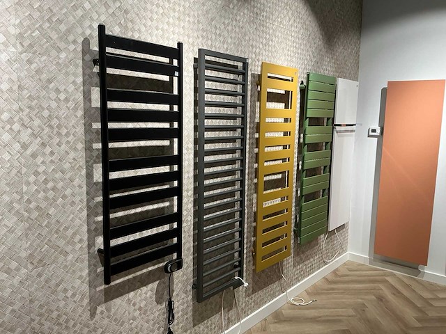 Zehnder - designradiator mat antraciet 155 x 45 cm - afbeelding 2 van  5