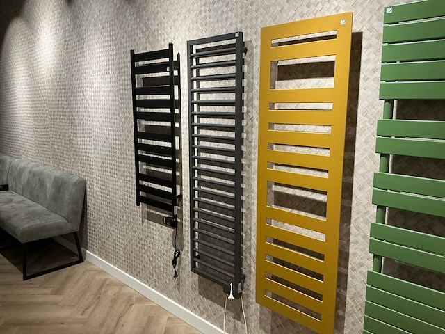 Zehnder - designradiator mat antraciet 155 x 45 cm - afbeelding 3 van  5