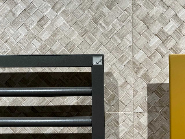 Zehnder - designradiator mat antraciet 155 x 45 cm - afbeelding 4 van  5