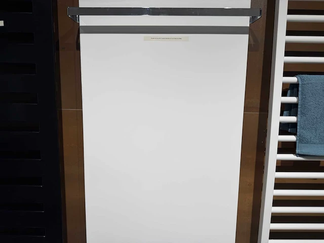 Zehnder - fina lean bar e - designradiator 60 x 180 cm - afbeelding 3 van  8