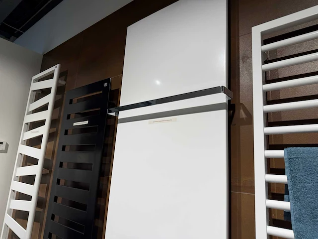 Zehnder - fina lean bar e - designradiator 60 x 180 cm - afbeelding 6 van  8