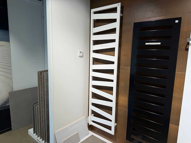 Zehnder - ribbon e - designradiator 50 x 182 cm - afbeelding 1 van  6