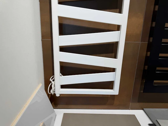 Zehnder - ribbon e - designradiator 50 x 182 cm - afbeelding 2 van  6