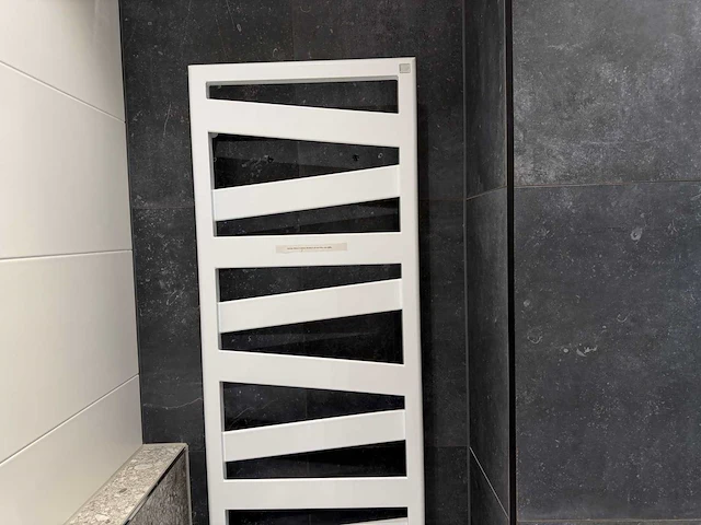 Zehnder - ribbon e - designradiator 50 x 182 cm - afbeelding 4 van  6
