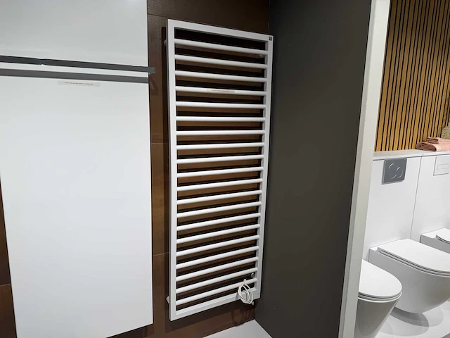 Zehnder - subway e - designradiator 60 x 155 cm - afbeelding 4 van  7
