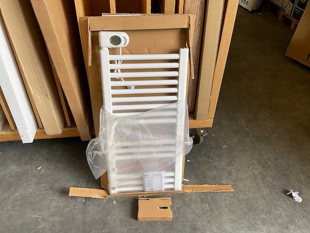 Zehnder aura designradiator elektrisch 86x40 cm - afbeelding 1 van  4