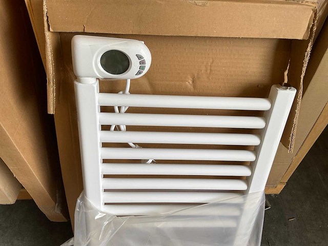 Zehnder aura designradiator elektrisch 86x40 cm - afbeelding 1 van  2