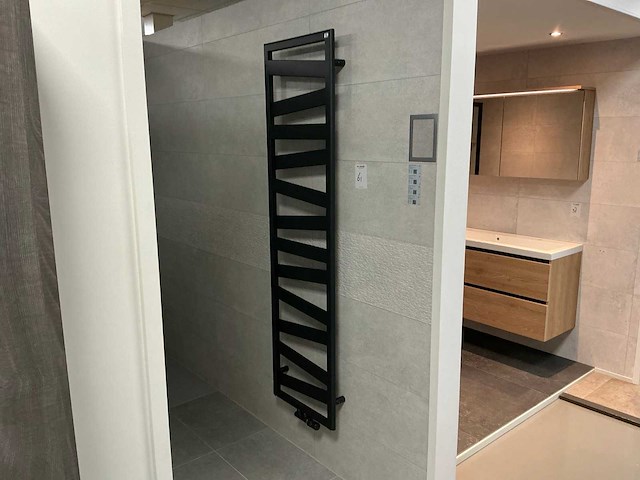 Zehnder ribbon designradiator - afbeelding 1 van  3