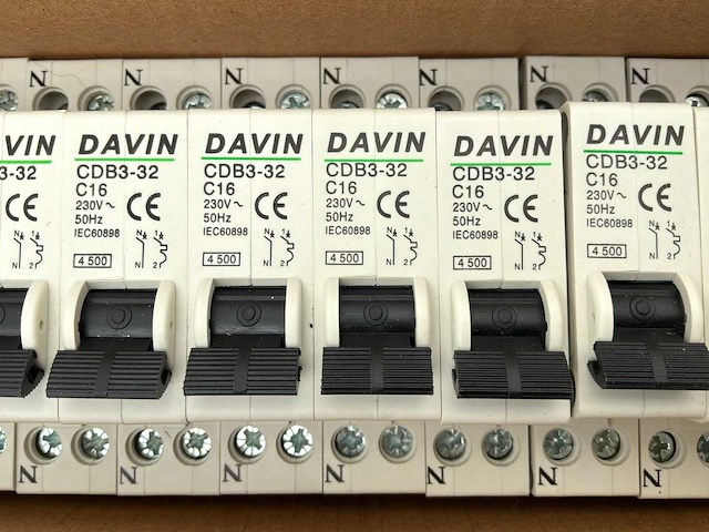 Zekeringsautomaten 16 amp 12x - afbeelding 1 van  1