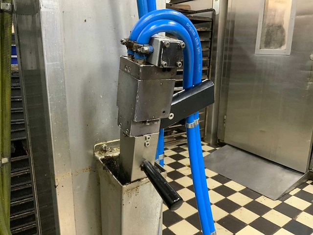 Zela 500 bakplaten invetspuit inclusief spuitpistool, drumvat en airpress compressor - afbeelding 8 van  8