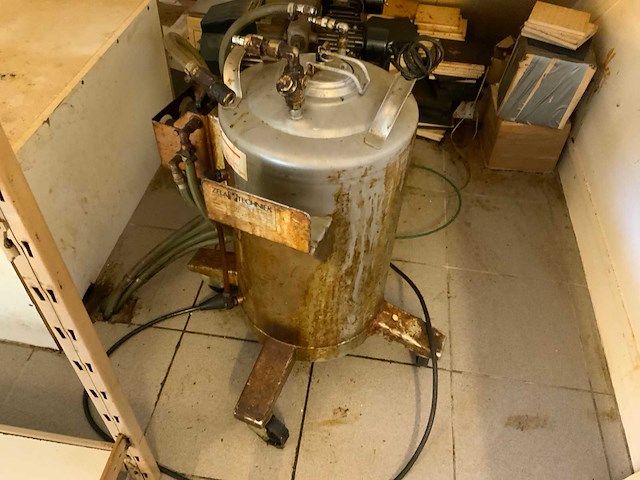 Zela 500 bakplaten invetspuit inclusief spuitpistool, drumvat en airpress compressor - afbeelding 4 van  6