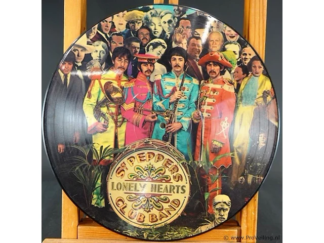 Zeldzame 12-inch picture disc vinylplaat van the beatles uit 1978 van hun iconische album sgt. pepper's lonely hearts club band (capitol/emi) - afbeelding 2 van  4