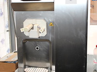Zelf pasteuriserende 1-kraans softijsmachine carpigiani 191 steel sp p. vermoedelijk bouwjaar 2009. - afbeelding 2 van  3