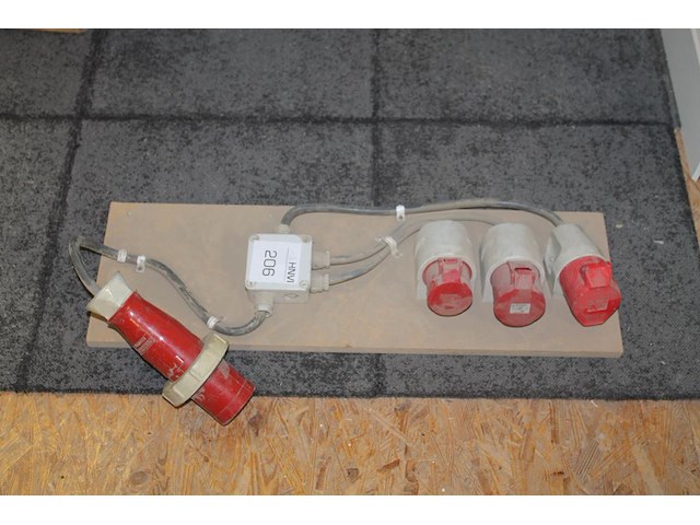 Zelfgebouwd krachtverdeelstation met 63 a invoer en drie x uitvoer zijnde twee x 32 a en een x 16 a. - afbeelding 1 van  2