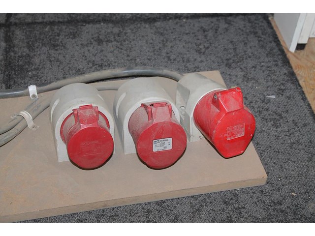 Zelfgebouwd krachtverdeelstation met 63 a invoer en drie x uitvoer zijnde twee x 32 a en een x 16 a. - afbeelding 2 van  2