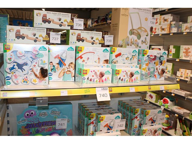 Zes babyspeelgoed op schap ruim 25 producten. - afbeelding 1 van  4